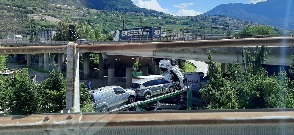 Non passa sotto la barriera limitatrice d'altezza e distrugge l'auto che stava trasportando, incidente a Trento Nord
